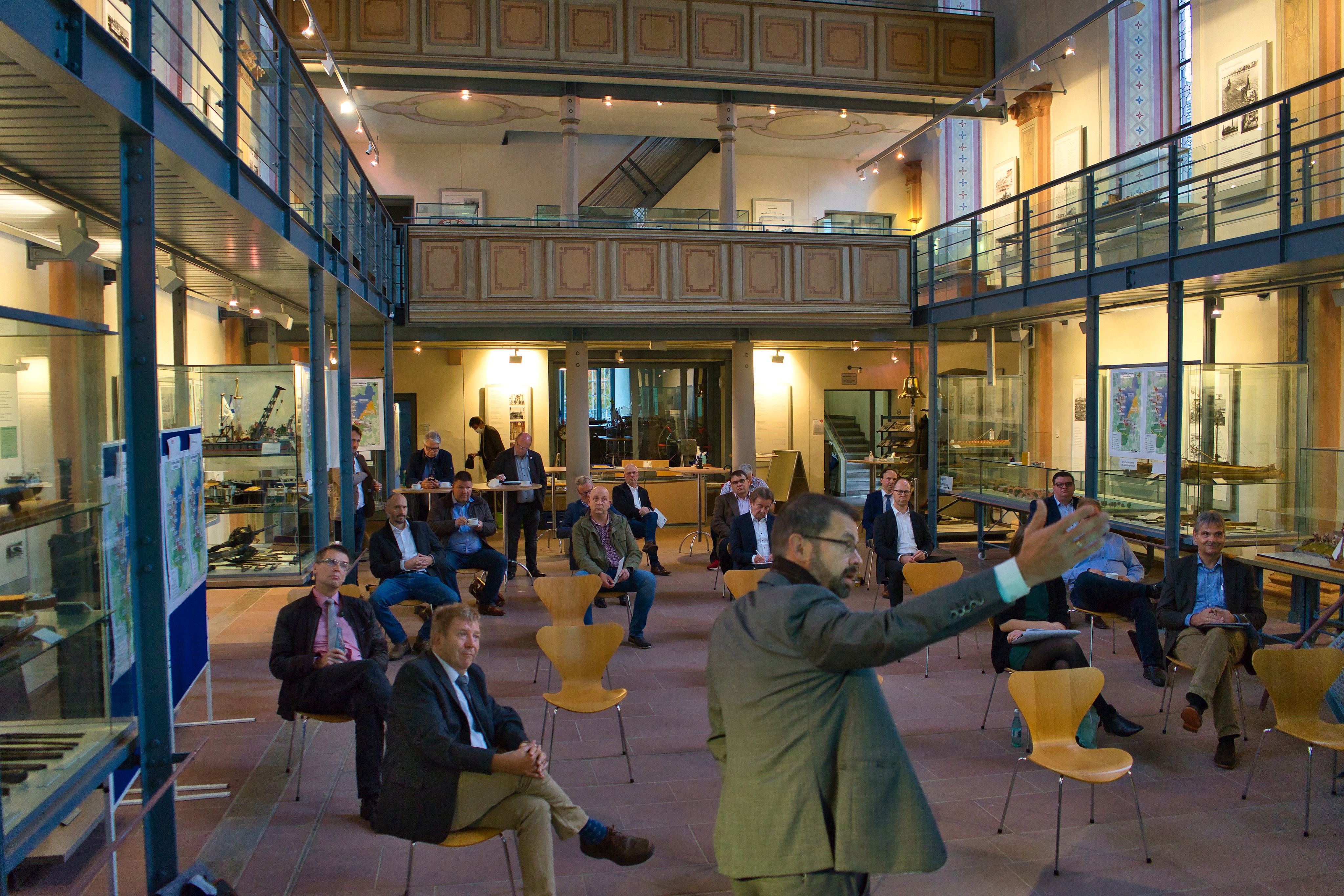 Landrat Jens Marco Scherf begrüßt die Bürgermeister im Schifffahrts- und Schiffbaumuseum in Wörth am Main
