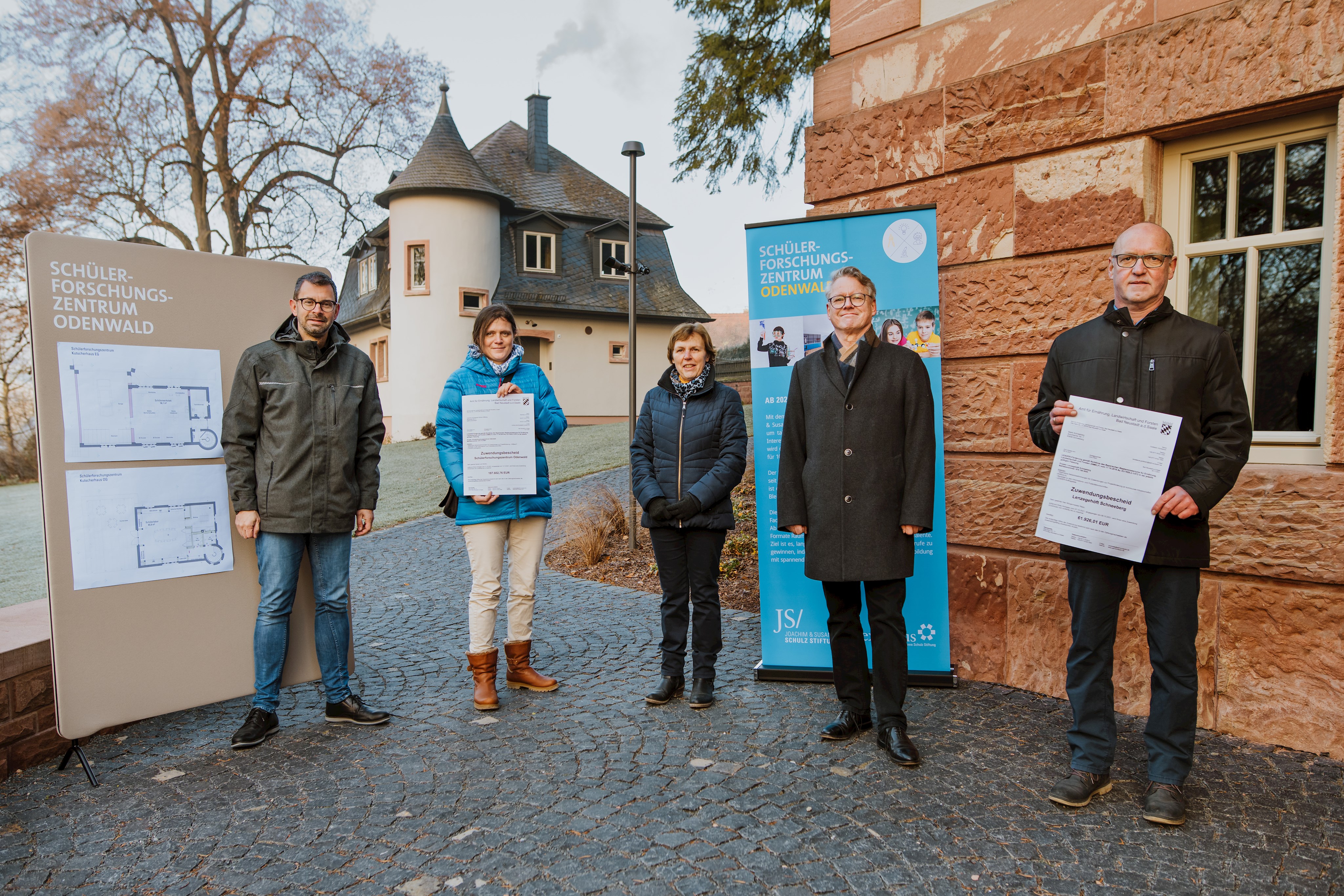 Bilduntertitel: Landrat Jens Marco Scherf bei der Übergabe der beiden Förderbescheide