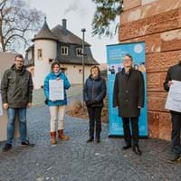 Bilduntertitel: Landrat Jens Marco Scherf bei der Übergabe der beiden Förderbescheide