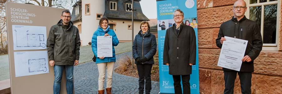 Bildmaterial: © Joachim & Susanne Schulz Stiftung, Dirk Spoerer
Personen v.l.n.r.: Landrat Jens Marco Scherf, Annika Schirmer (projektverantwortliche Stiftungs-Mitarbeiterin), Sofie Klopsch (Vorstand Schulz-Stiftung), Hannes Wolf (Vorstand Schulz-Stiftung), Kurt Repp (Bürgermeister Schneeberg)