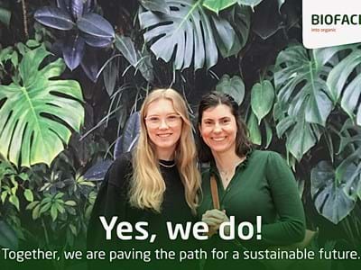 Werkstudentin Nataly Bickert und Projektmanagerin Carina Bläser auf der BIOFACH 2025 
(Bild: Fotobox42)