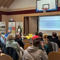 fabuly Projektmanagerin Carina Bläser begrüßt die Teilnehmenden