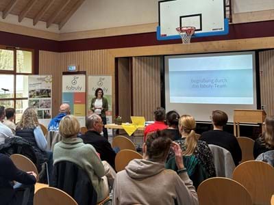 fabuly Projektmanagerin Carina Bläser begrüßt die Teilnehmenden (Bild: LAG Main4Eck Miltenberg e.V.)