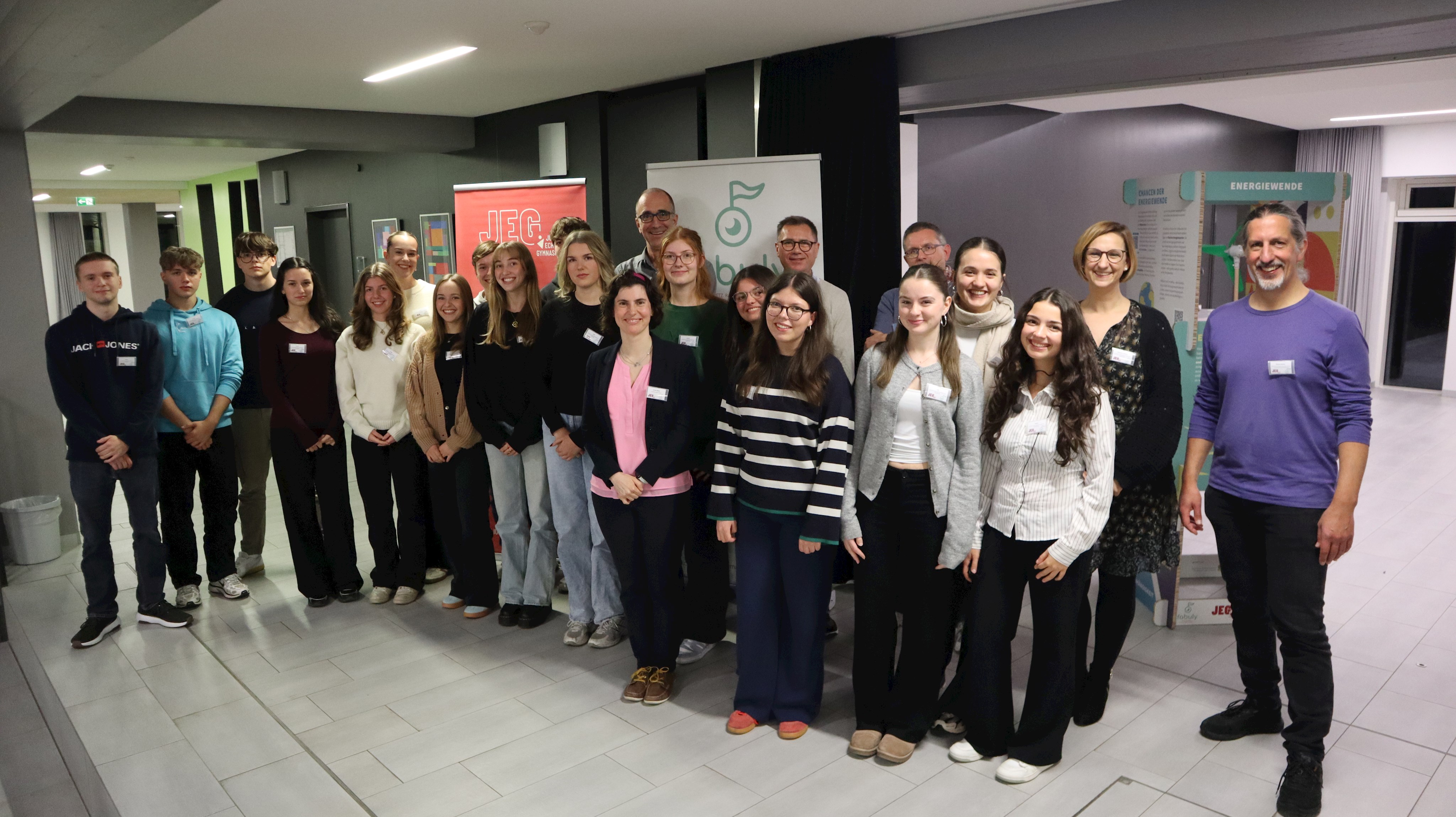 Das Leistungsfach Politik und Gesellschaft mit den Podiumsteilnehmern. (Bild: Alexander Thum / JEG)